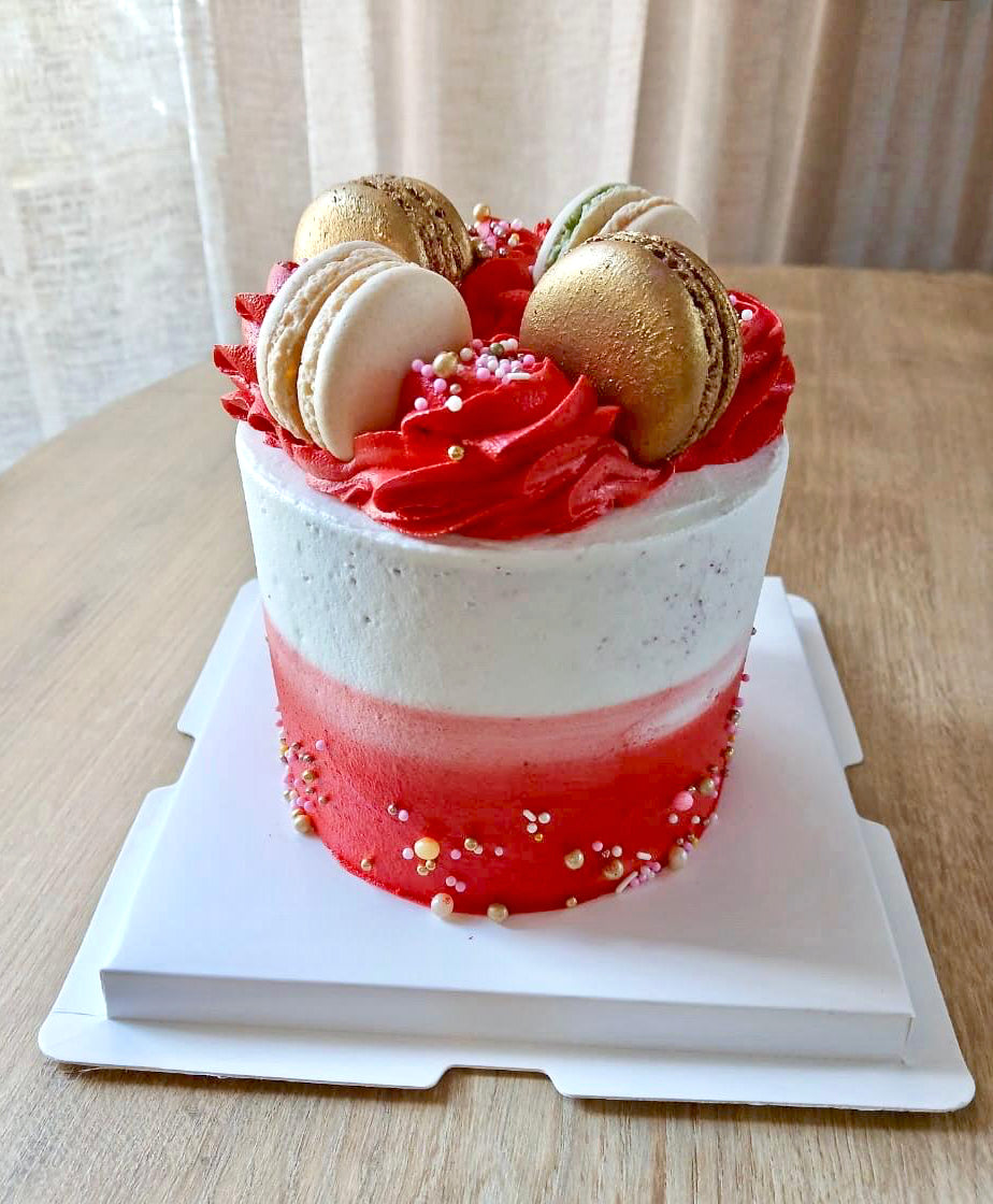 Mini-Cake-with-Macarons-You-and-Me-red-Dodomarket-delivery-Mauritius