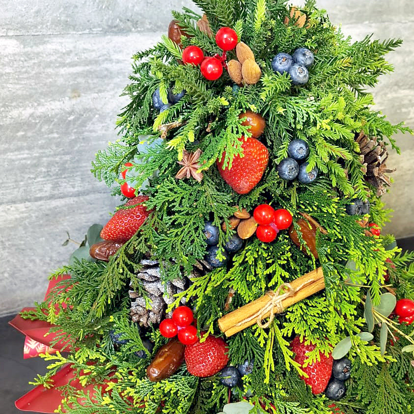 Mini-Christmas-tree-berries-closer-Dodomarket-delivery-Mauritius