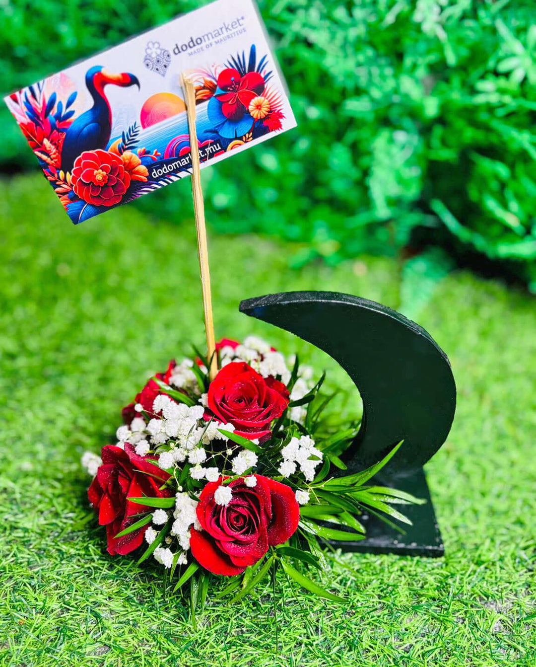 Mini-red-roses-Crescent-moon-centerpiece-DodoMarket-delivery-Mauritius