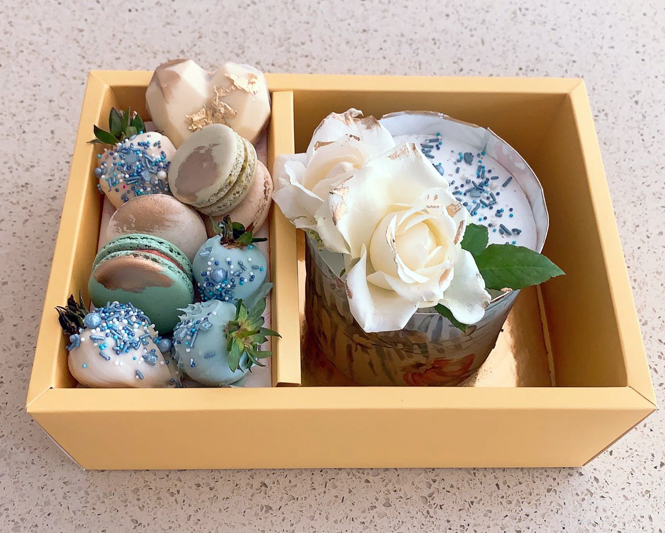 Mothers-Day-Treat-Box-with-Mini-Cake-Blue-DodoMarket-delivery-Mauritius