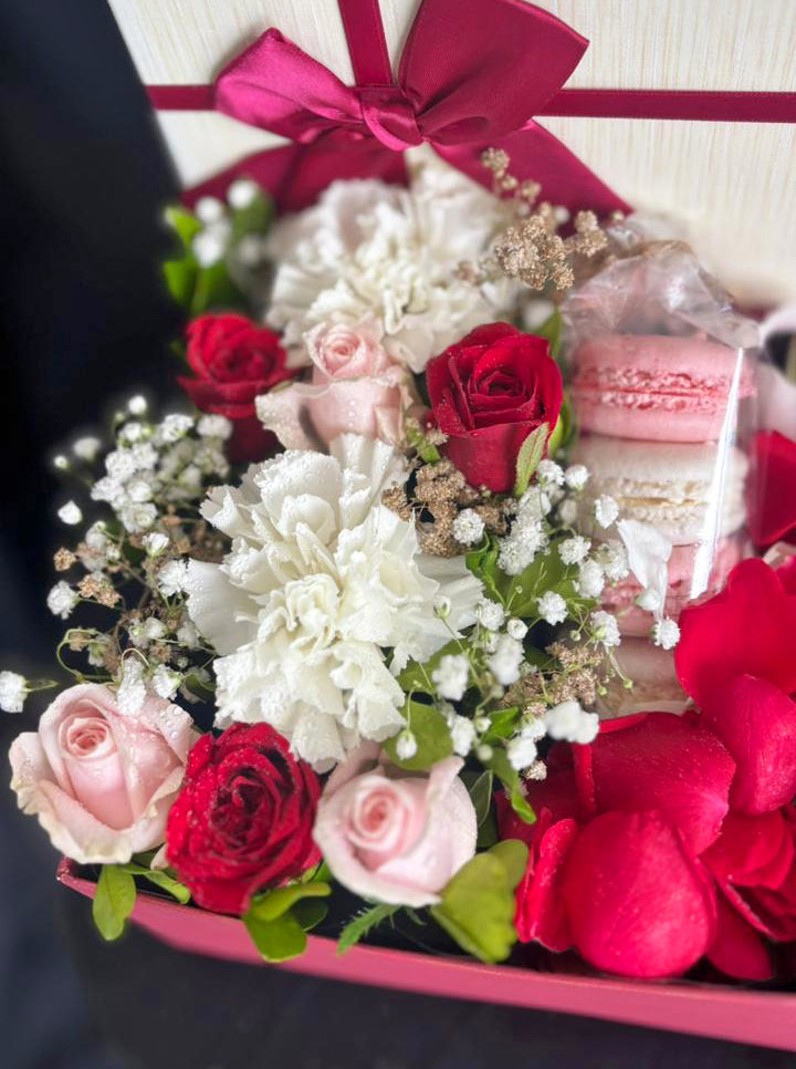 Mothers-day-sweetness-box-closer-flowers-DodoMarket-delivery-Mauritius