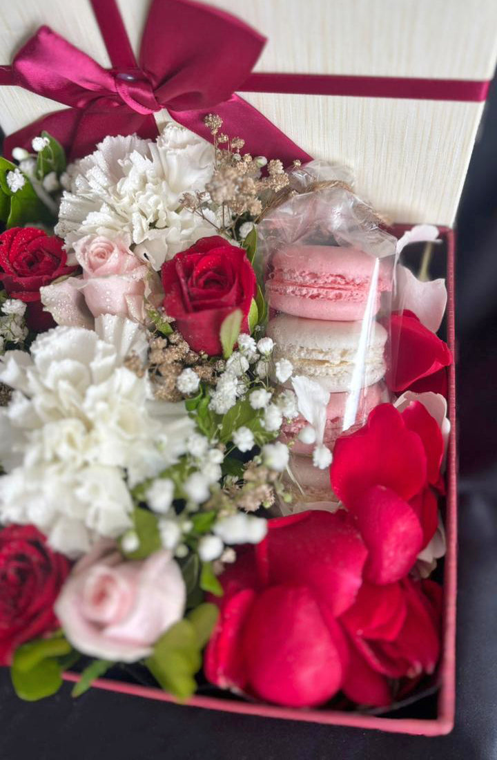 Mothers-day-sweetness-box-closer-macarons-DodoMarket-delivery-Mauritius