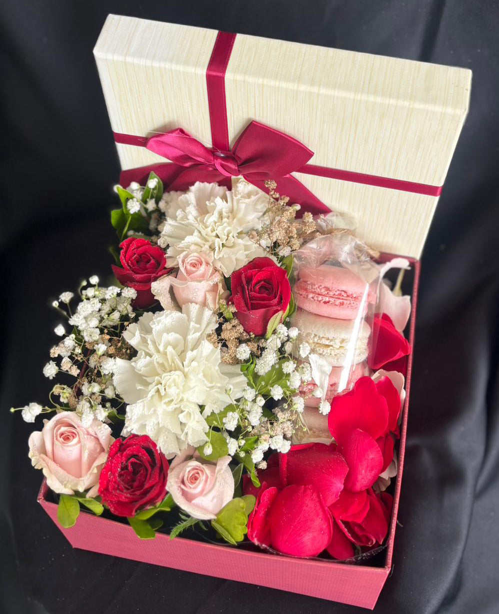 Mothers-day-sweetness-box-flowers-macarons-DodoMarket-delivery-Mauritius
