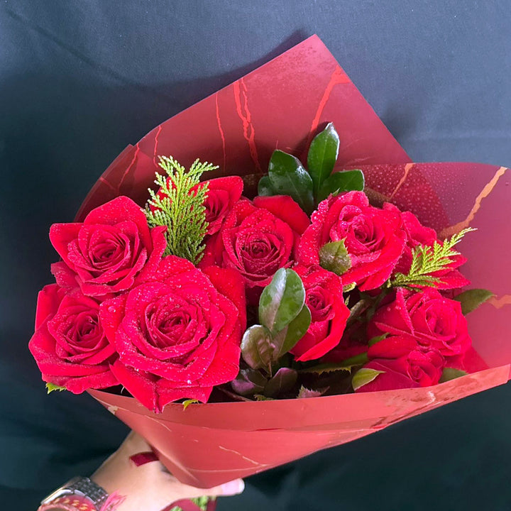Passionement-10-Roses-in-hand-DodoMarket-delivery-Mauritius