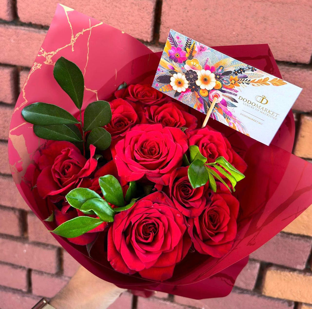 Passionement-10-red-Roses-in-hand-DodoMarket-delivery-Mauritius