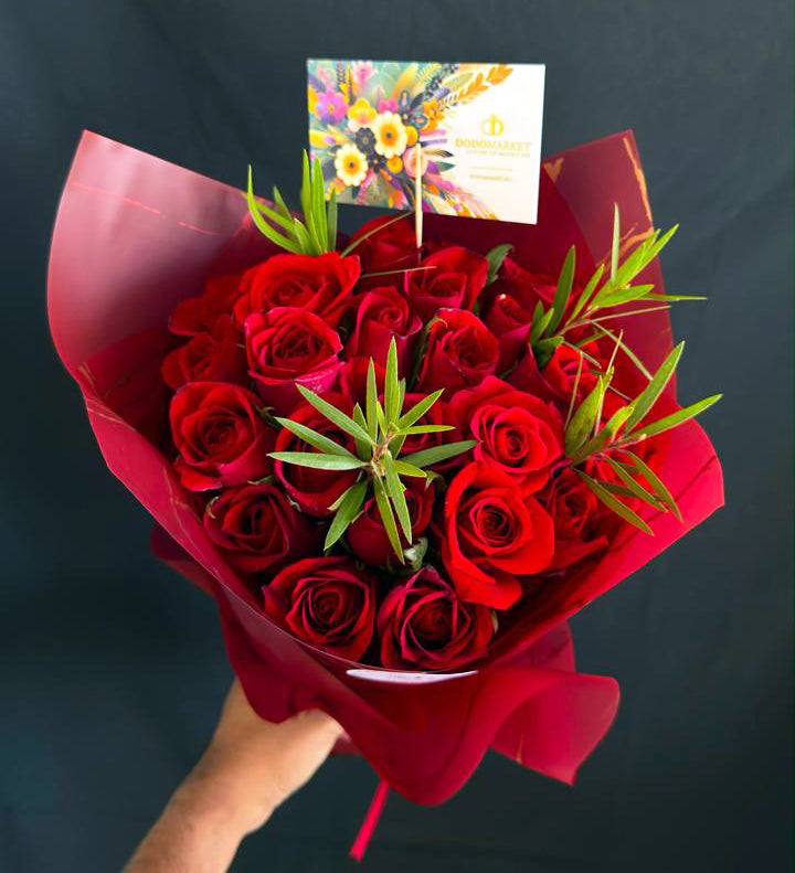 Passionement-25-red-Roses-in-hand-DodoMarket-delivery-Mauritius
