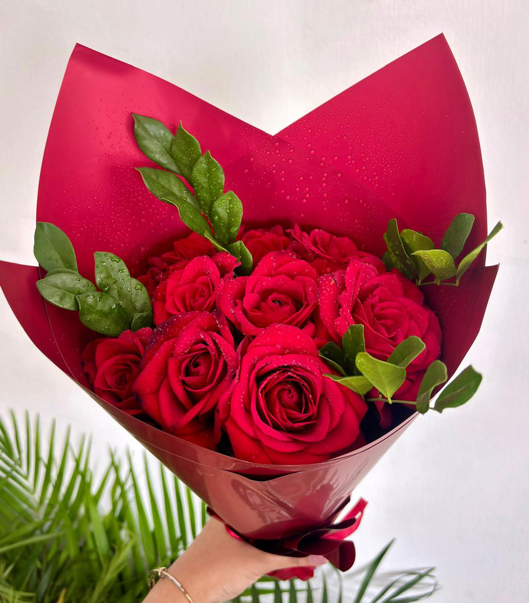 Passionement-red-Roses-in-hand-DodoMarket-delivery-Mauritius