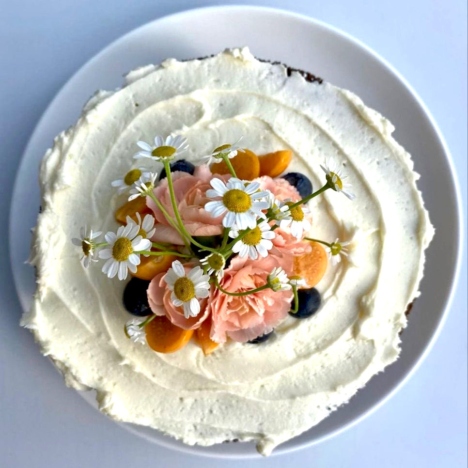 Pointy-Cream-Vanilla-Cake-with-Flowers-DodoMarket-delivery-Mauritius