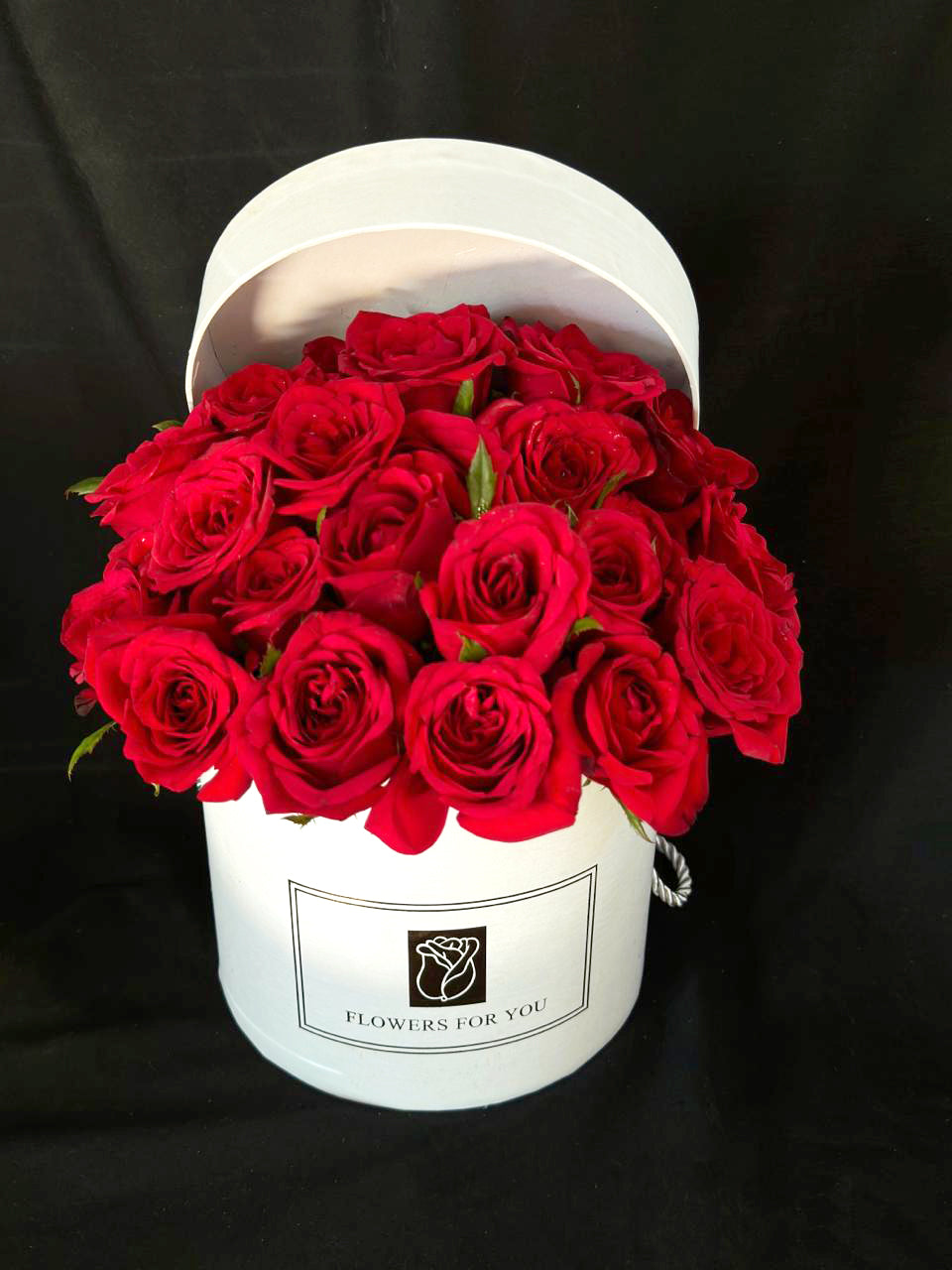 Red-25-roses-white-box-L-for-Valentine-DodoMarket-delivery-Mauritius