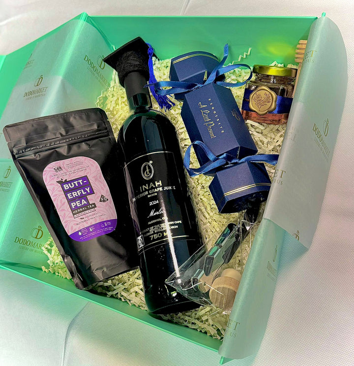 Sapphire-indulgence-hamper-grduation-in-box-DodoMarket-delivery-Mauritius