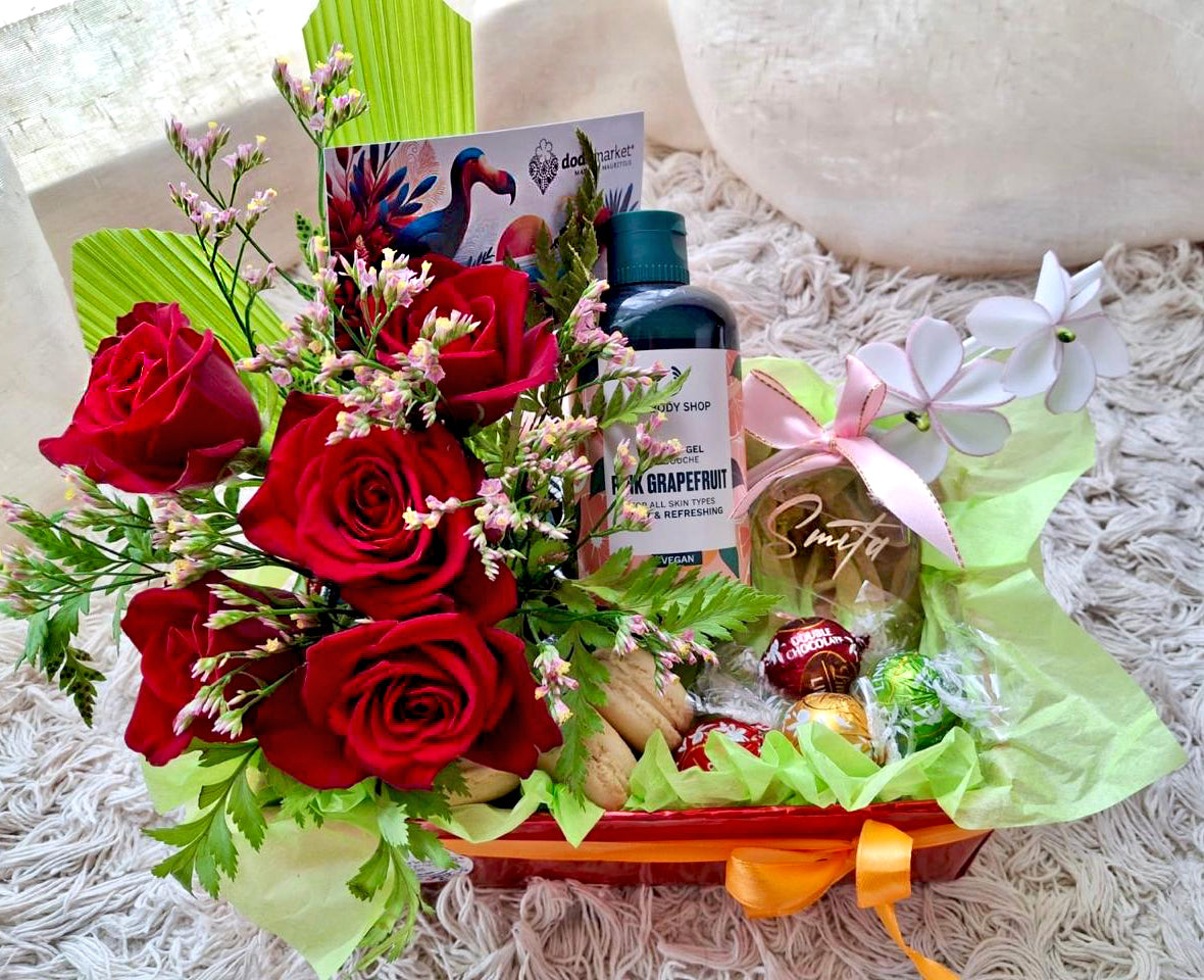 Scented-Indulgence-Hamper-for-girl-personalised-DodoMarket-delivery-Mauritius