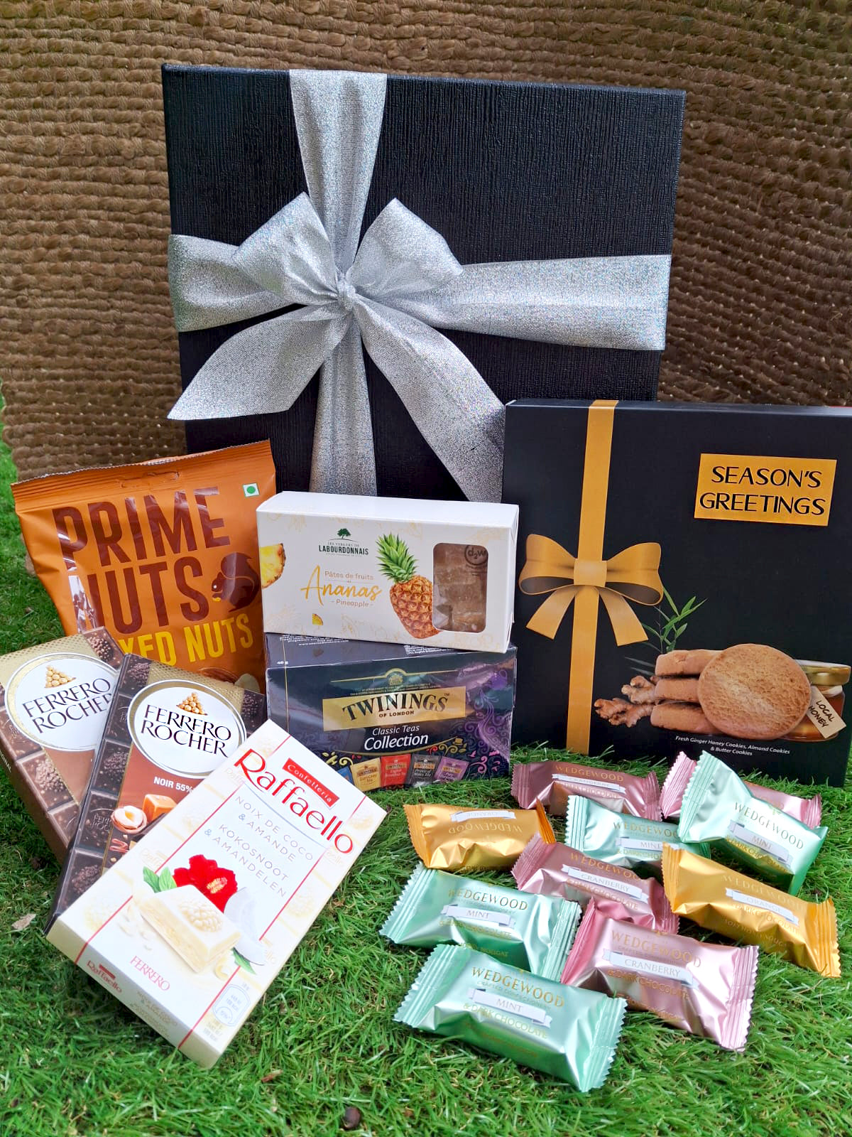 Seasons-Greetings-Business-Hamper-Deluxe-items-DodoMarket-delivery-Mauritius