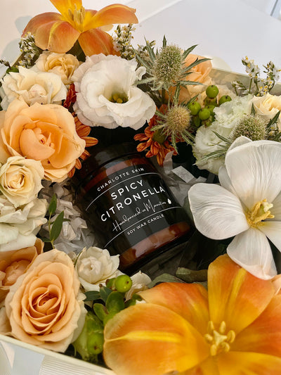 Shades-and-Lights-Floral-Gift-Box-Candle-closer-DodoMarket-delivery-Mauritius