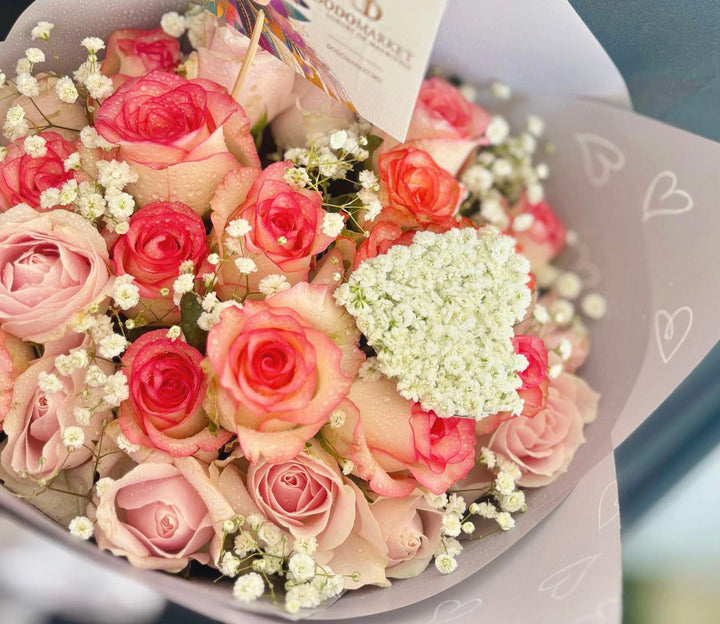 Signature-Bloom-Personalized-Rose-Bouquet-close-DodoMarket-delivery-Mauritius