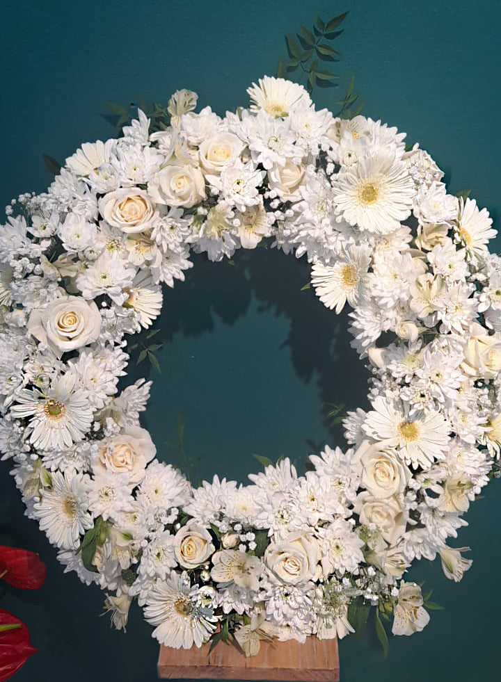 Sympathy-Funeral-white-Flower-Crown-DodoMarket-Mauritius