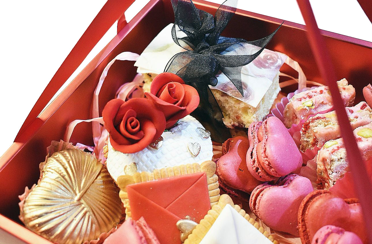 Valentines-Assorted-Cakes-Cookies-Gift-Box-closeup-DodoMarket-Delivery-Mauritius