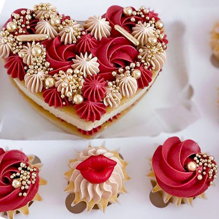 Valentines-Cakes-Bundle-Box-Hearts-lips-close-DodoMarket-delivery-Mauritius
