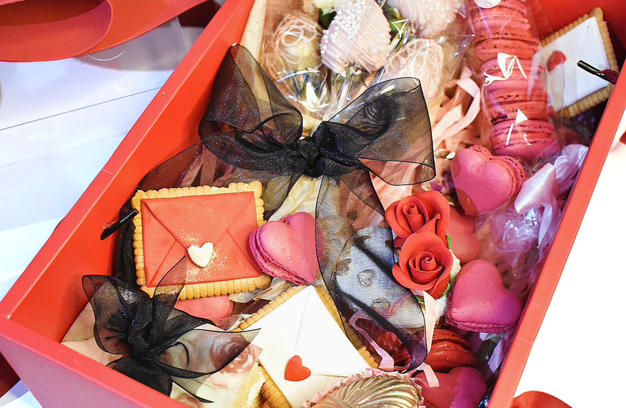 Valentines-Deluxe-Assorted-Cakes-Cookies-Gift-Box-closeup-DodoMarket-Delivery-Mauritius