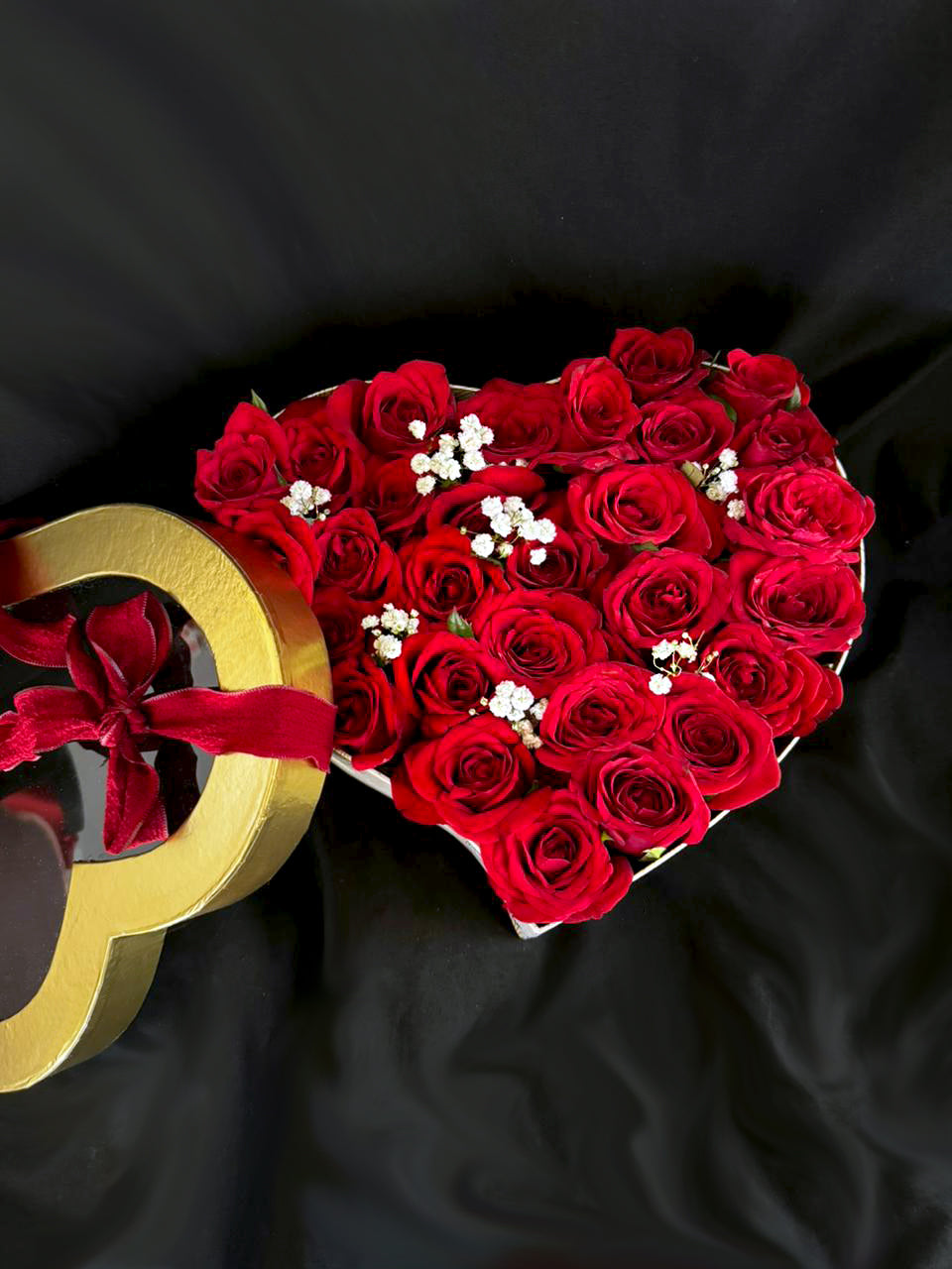 Valentines-red-roses-golden-white-heart-DodoMarket-delivery-Mauritius