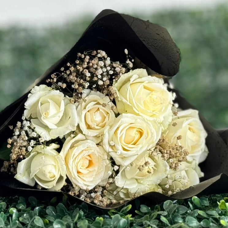 White-Grace-10-Roses-Bouquet-closer-DodoMarket-delivery-Mauritius