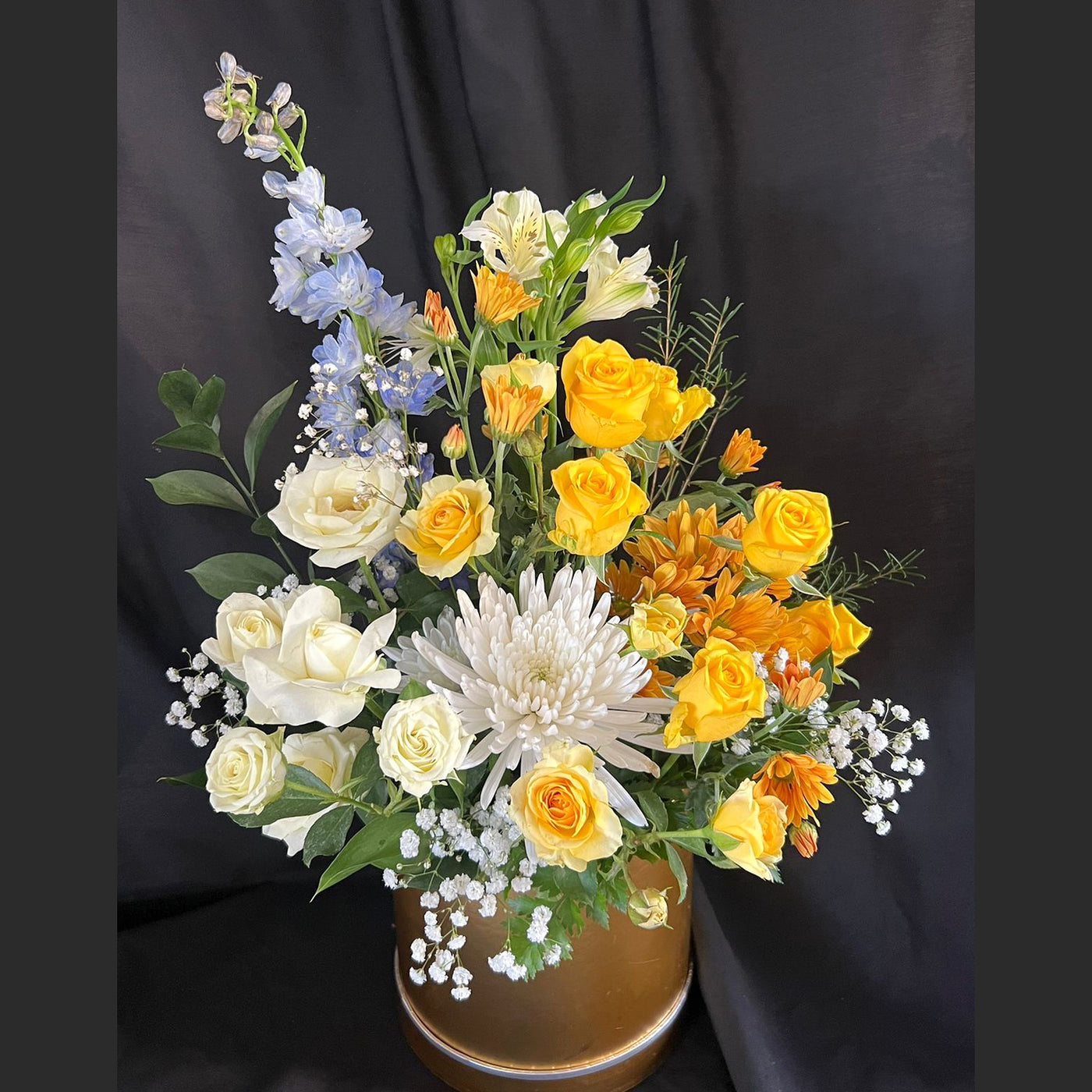 Yellow-roses-mixed-flowers-in-golden-box-Dodomarket-Mauritius-delivery