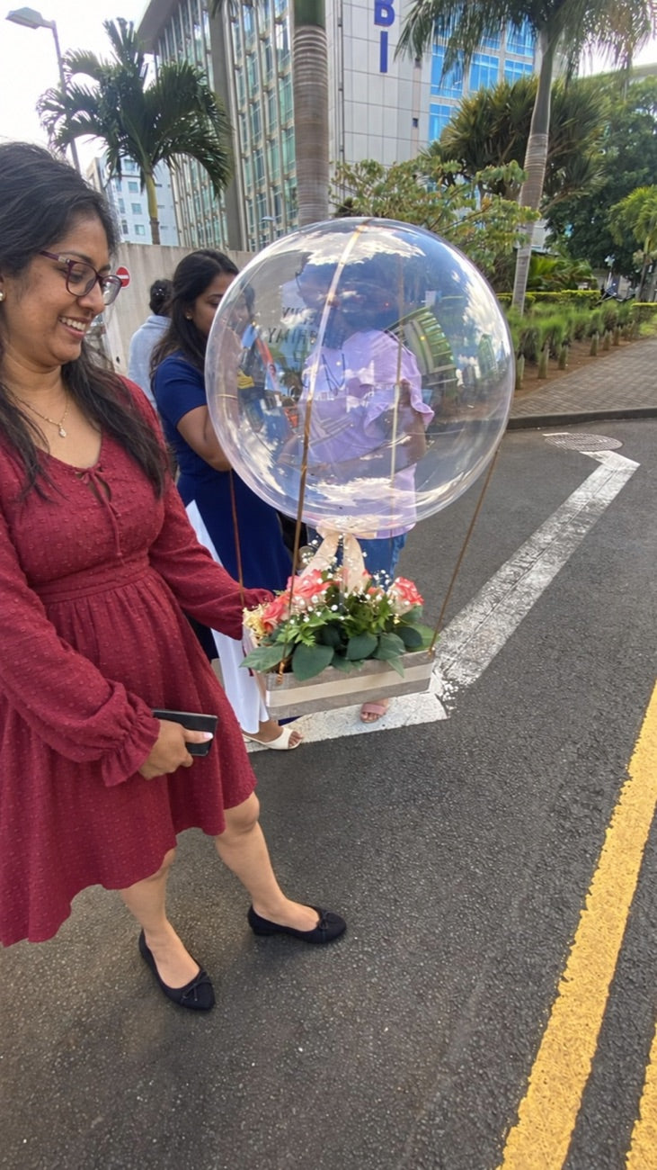Bubble balloon and rose crate carried away in Centre de Flacq