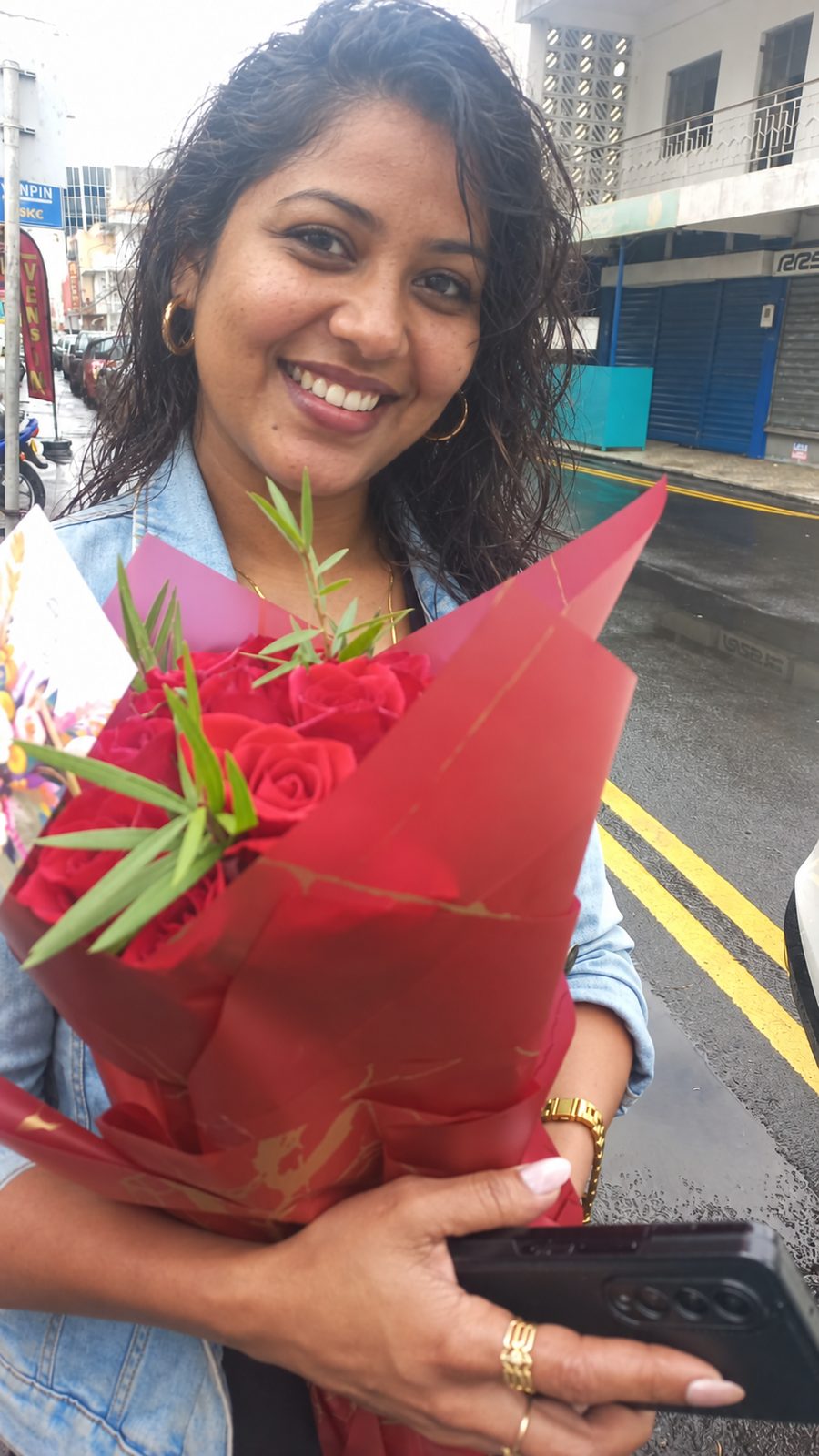 Red roses handed over in central Port Louis
