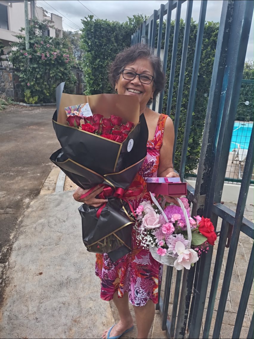 Roses, flowers and a gift box delivered in Port Louis