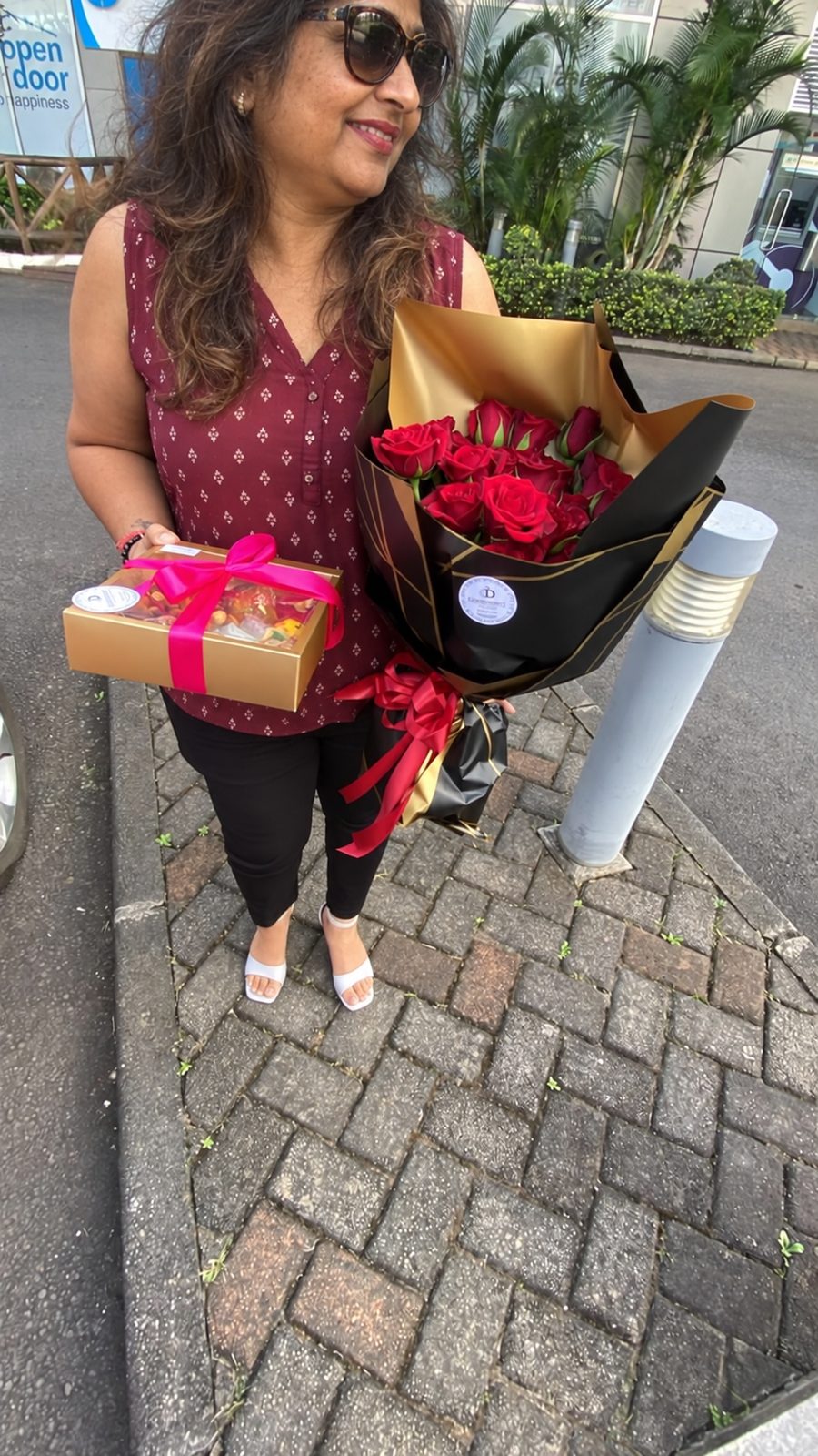 Roses rouges et coffret gourmand livrés au centre de Rose-Hill
