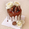 Drip Cake à la Pâte d'Amande avec Macarons