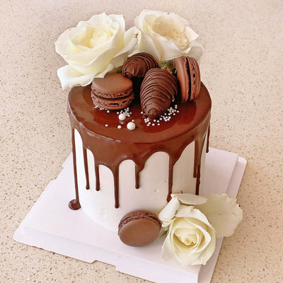 Almond-paste-drip-Cake-with-Flowers-Macarons-strawberries-Dodomarket-delivery-Mauritius