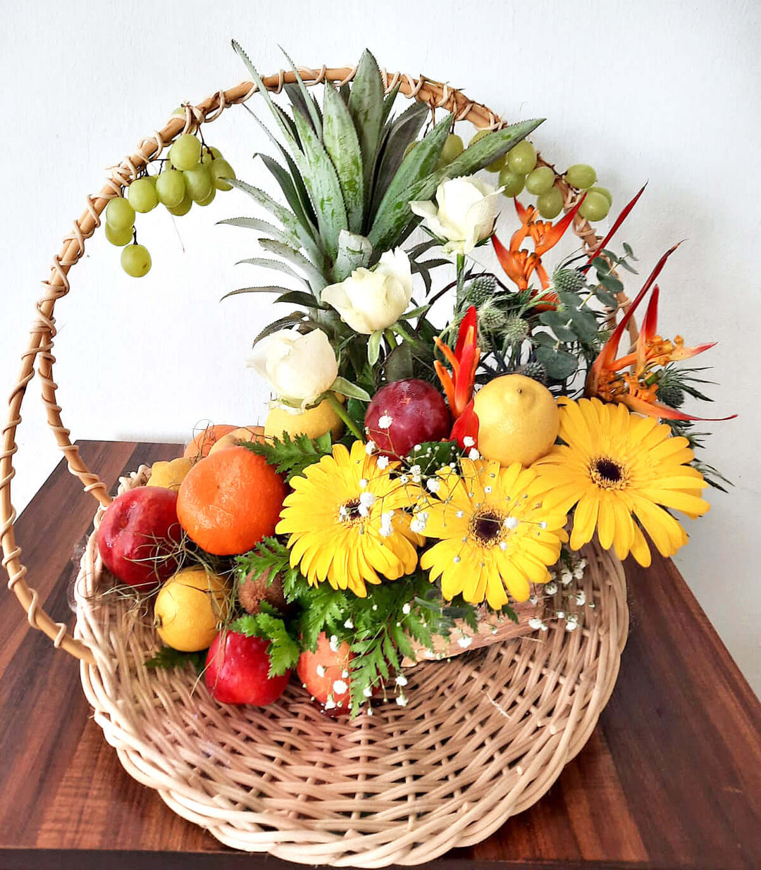 Charming-Fruits-Flowers-Basket-Gift-Hamper-Dodomarket-delivery-Mauritius