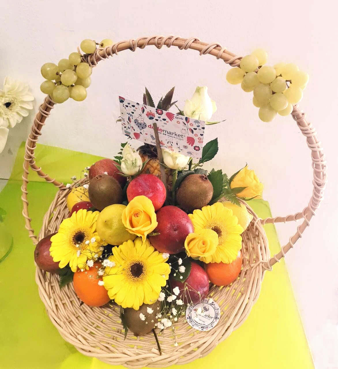 Charming-Fruits-n-Flowers-Basket-Gift-Dodomarket-delivery-Mauritius