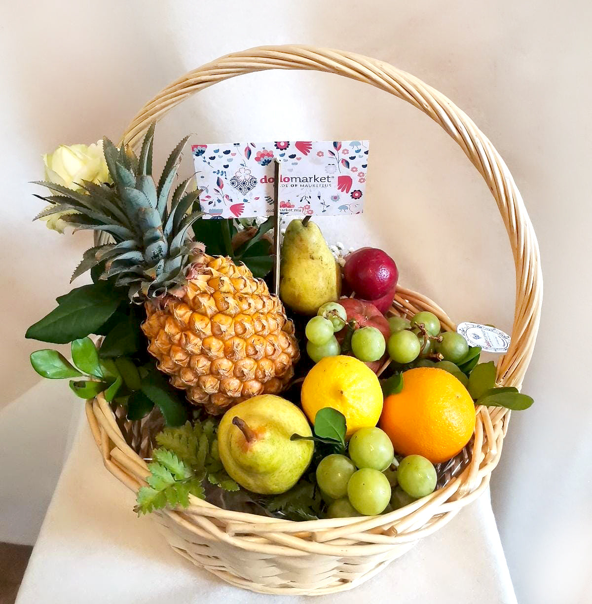 Cute-Fruits-Flowers-Basket-Gift-Hamper-Dodomarket-delivery-Mauritius