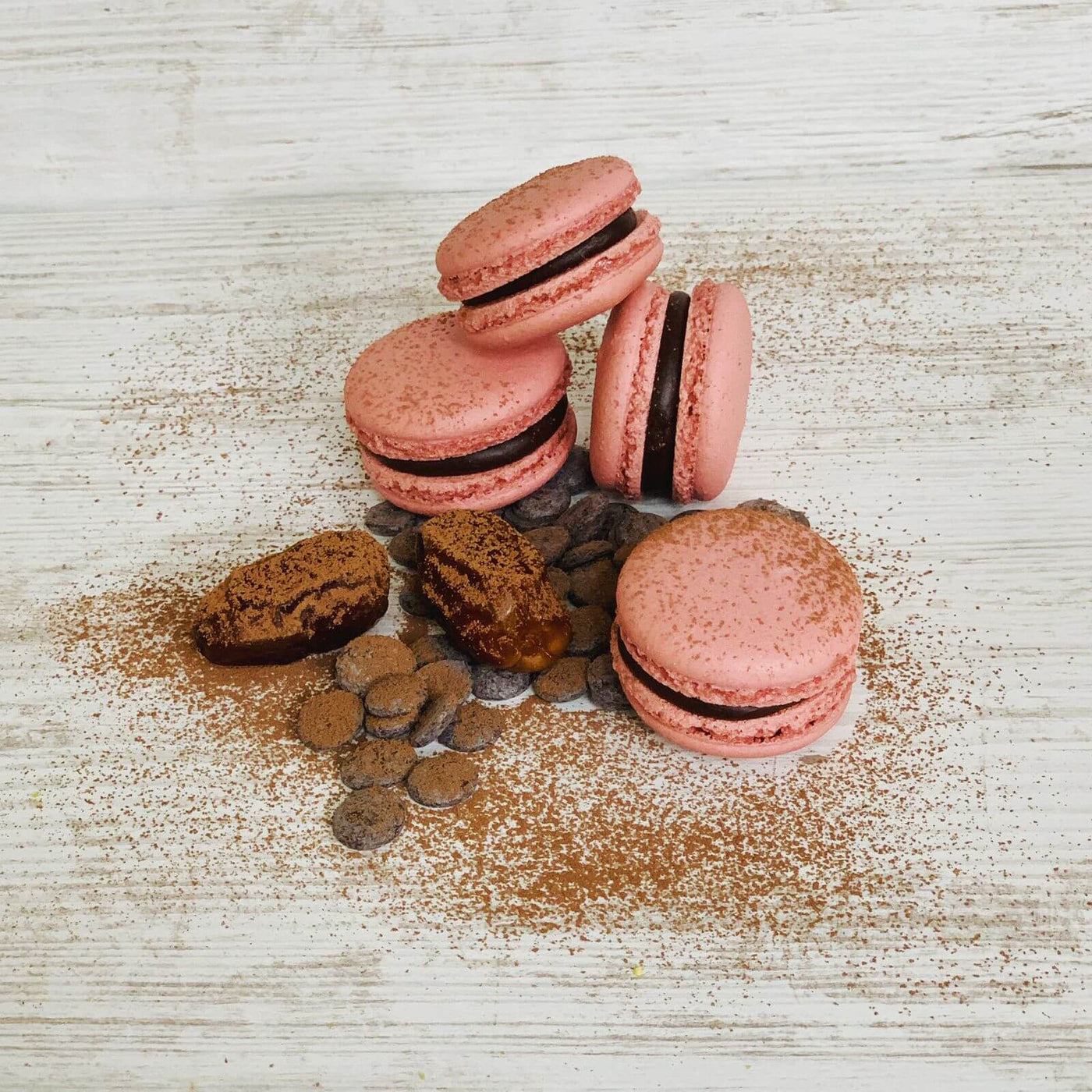 Dates-chocolate-oriental-flavor-macarons-DodoMarket-delivery-Mauritius
