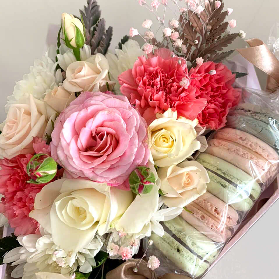 Heart Macaron Flower Box - fresh flowers - Delivery Mauritius