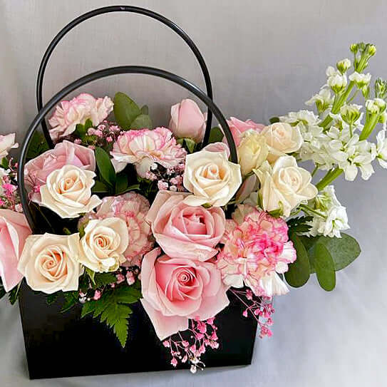 Imported-roses-flowers-in-black-bag-DodoMarket-delivery-Mauritius-closeup