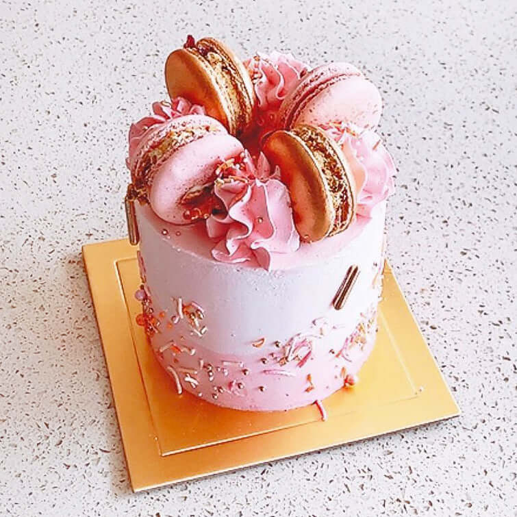 Mini-Cake-with-Macarons-You-and-Me-Dodomarket-delivery-Mauritius