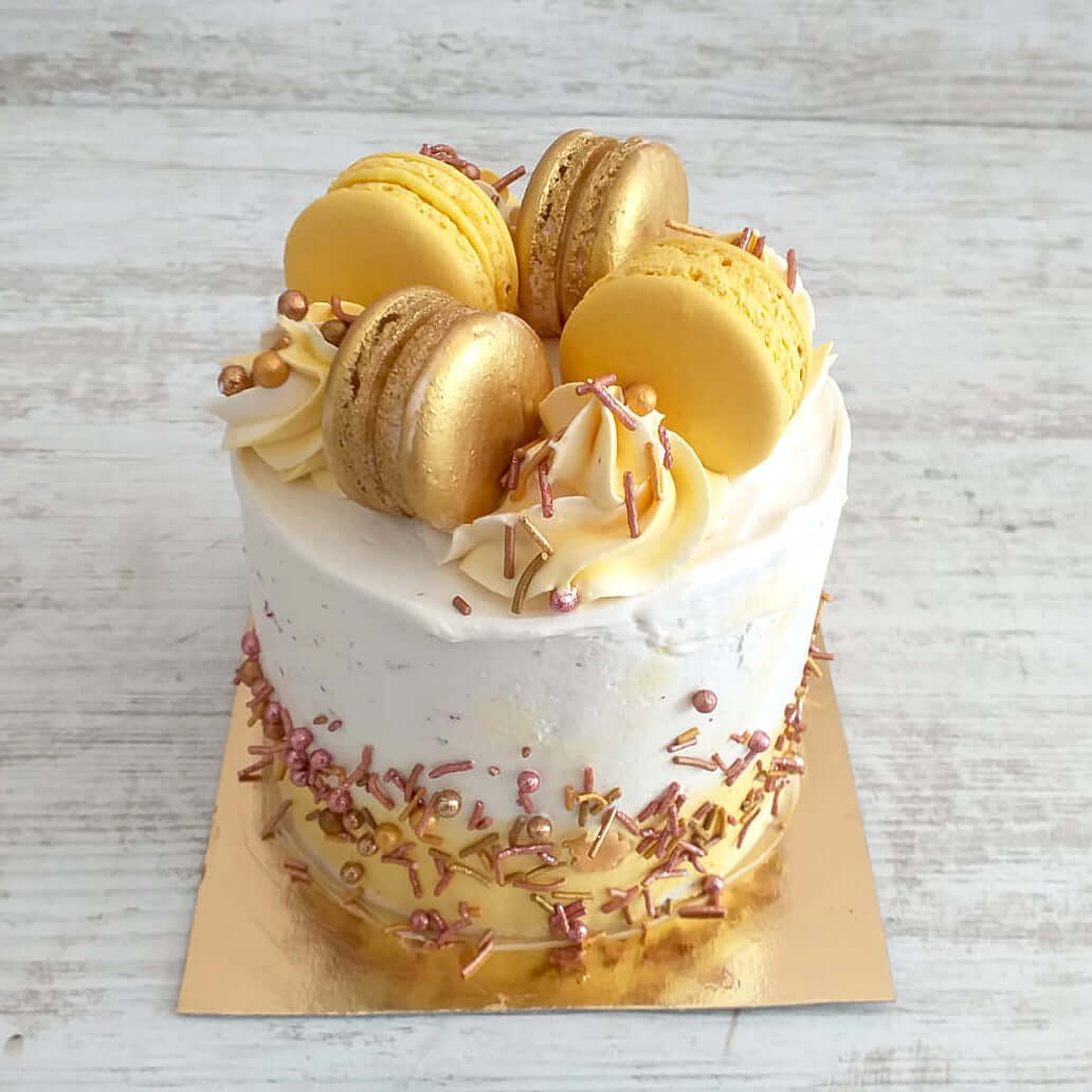 Mini-Cake-with-Macarons-You-and-Me-Gold-Yellow-Dodomarket-delivery-Mauritius