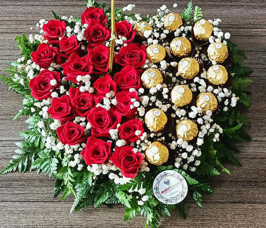 Red-Roses-Heart-Shaped-Composition-with-Chocolates-DodoMarket-delivery-Mauritius