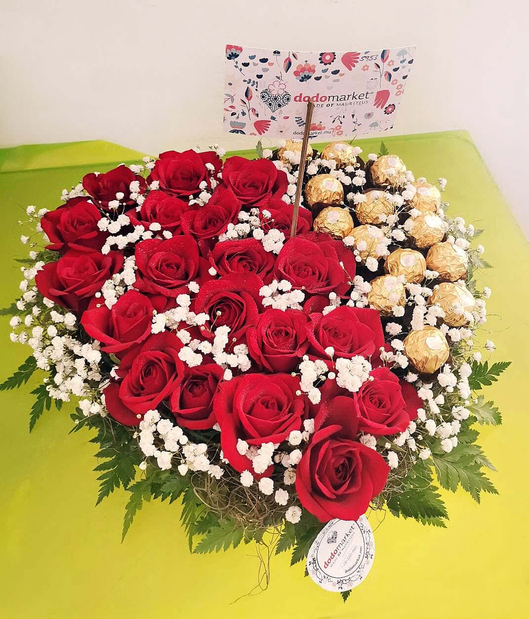 Rose-Heart-Flowers-Composition-with-Chocolates-DodoMarket-delivery-Mauritius