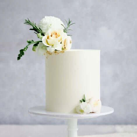 Snow-white-Birthday-Cake-with-Flowers-DodoMarket-delivery-Mauritius