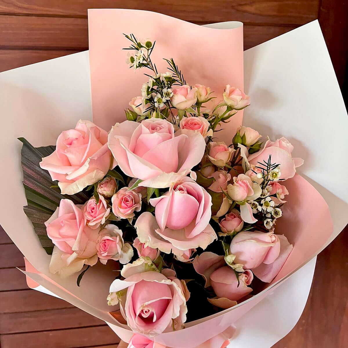 Spray-Roses-Beautiful-Whisper-Small-DodoMarket-delivery-Mauritius