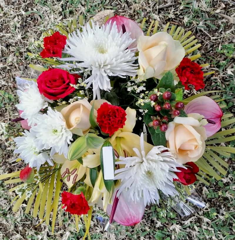 Flowers-bouquet-signature-rouge-blanc-same-day-delivery-Mauritius