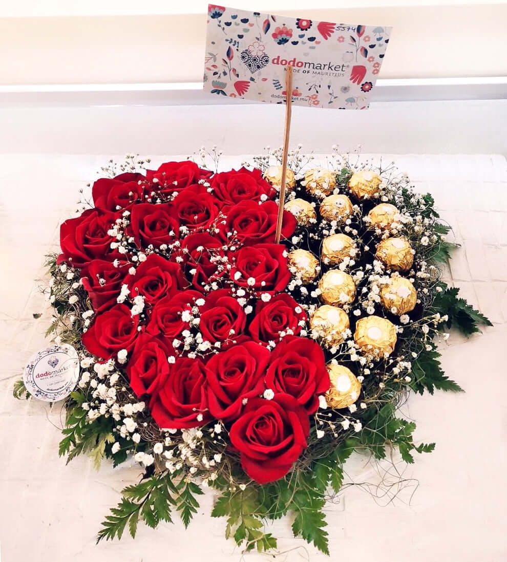 Rose-Heart-Flowers-Composition-with-Chocolates-DodoMarket-delivery-Mauritius