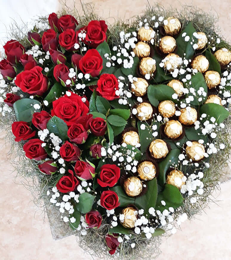 Valentine-Rose-Heart-Shaped-Composition-with-Chocolates-DodoMarket-delivery-Mauritius