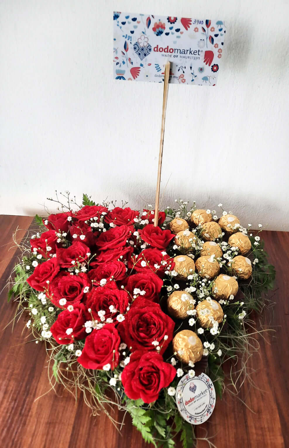 Valentine-Rose-Heart-Shaped-Composition-with-Chocolates-DodoMarket-delivery-Mauritius