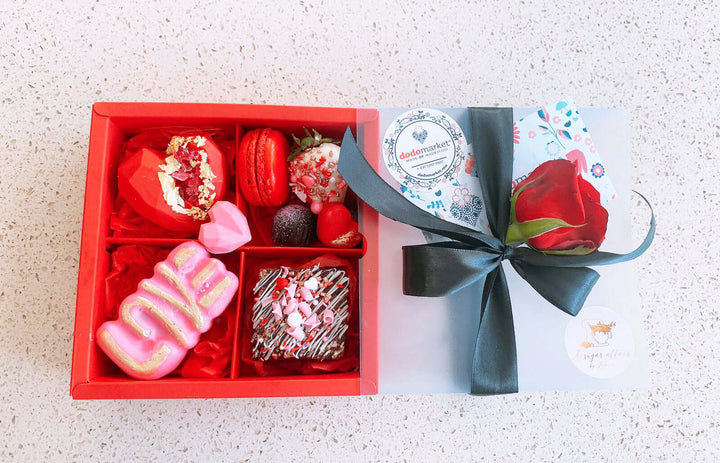 Valentines-Assorted-Macarons-Cakes-Gift-Box-Dodomarket-Mauritius