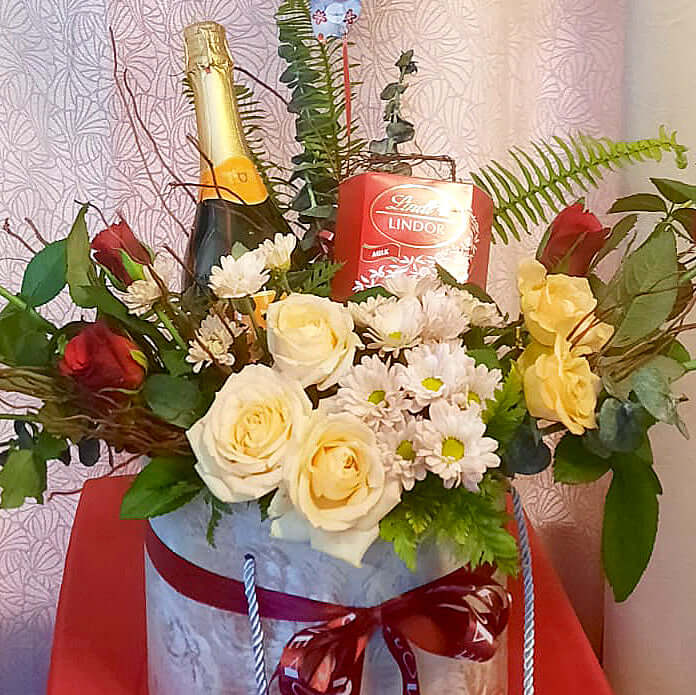 Valentines-Hamper-Box-Champagne-Flowers-Chocolates-DodoMarket-delivery-Mauritius