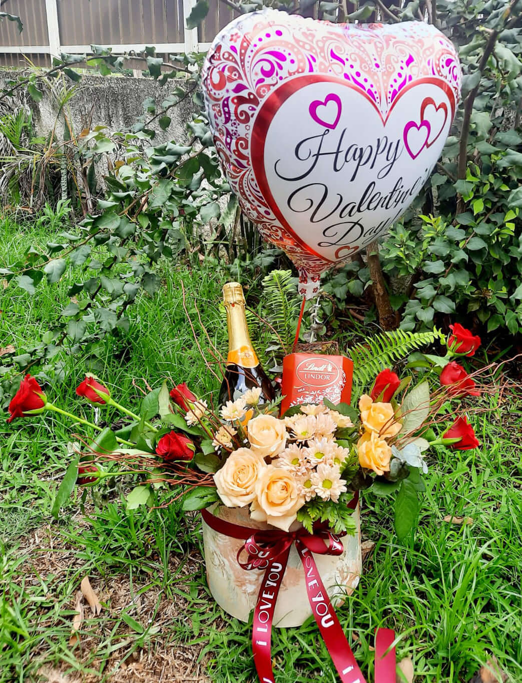Valentines-Hamper-Box-Flowers-Chocolates-Champagne-Balloon-DodoMarket-delivery-Mauritius